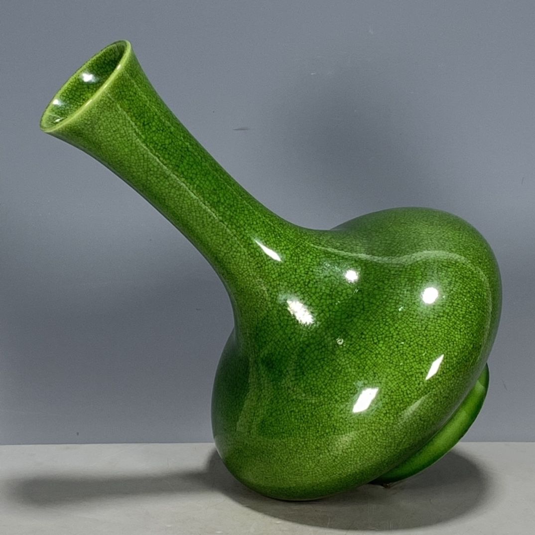 Chinese Qing Dynasty Kangxi Period Green Glazed Long Neck Vase